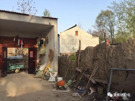 ▲路作义的家境并不好。因儿媳谢来梅年纪轻轻死于意外,所以坟里“有东西”。