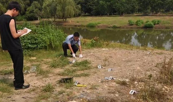 警方在现场勘查