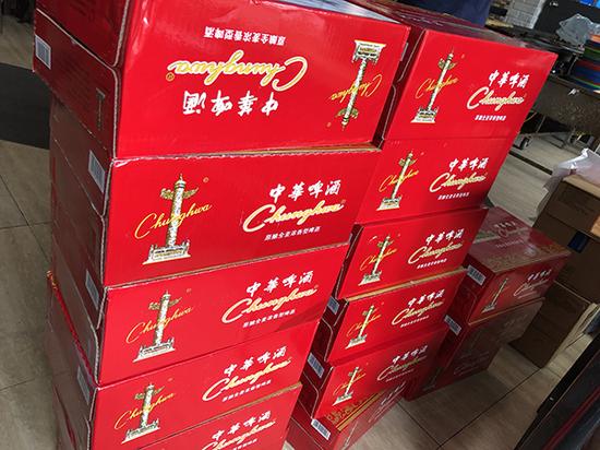 中华啤酒外包装与中华香烟极为相似
