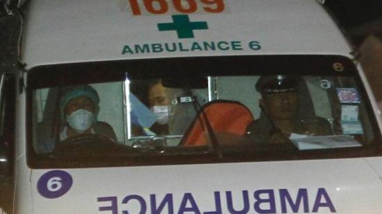 救护车带着被救少年离开。（图：EPA）