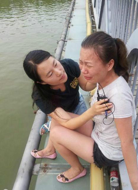 河南都市频道记者段荔娜对轻生女孩说“你跳我也跳”