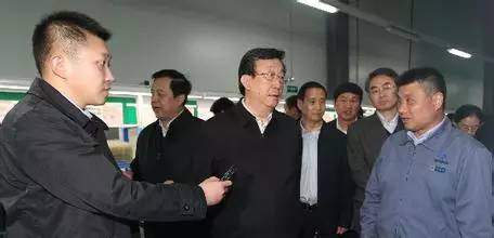河南新闻广播记者 何岩（左一）