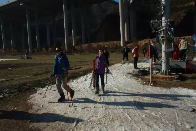 领完雪具进入滑雪场