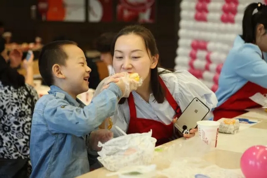 首次下厨的小男子汉，最想分享的人当然是最爱的妈妈