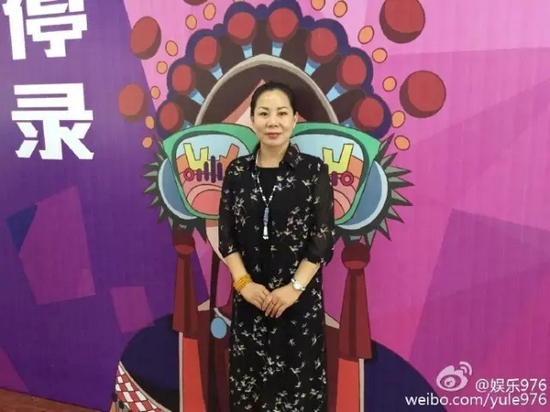 河南大爱剧团代表张艳红讲述自己带领团里的演员参与挑战的故事。