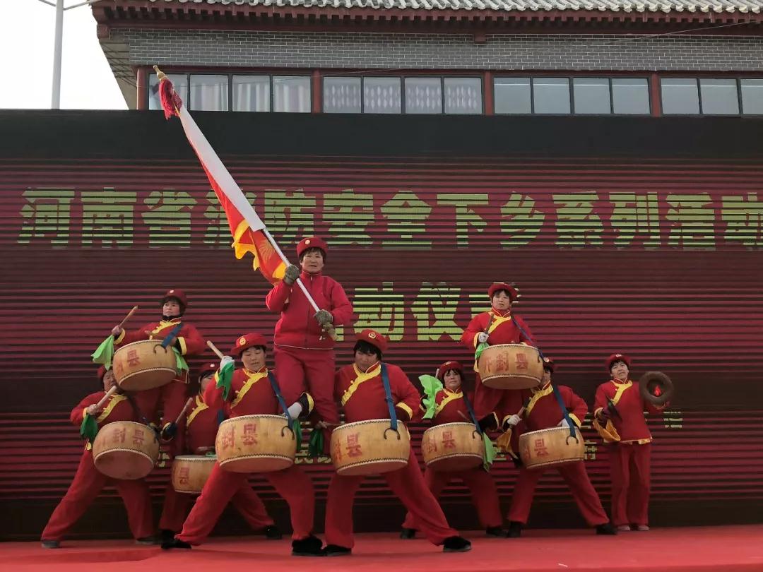 现场为老乡们送上热情洋溢的开封盘鼓表演