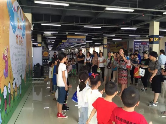 阳光宝贝少儿语言表演艺术中心的老师和孩子们还表演了节目~ 阳光宝贝少儿语言表演艺术中心的老师和孩子们还表演了节目~