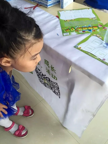 一只蝴蝶飞到小蜗牛的旗子上,小朋友看得入神啦~ 一只蝴蝶飞到小蜗牛的旗子上,小朋友看得入神啦~