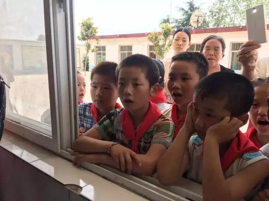 动听的歌声吸引了其他班级的孩子在教室外旁听