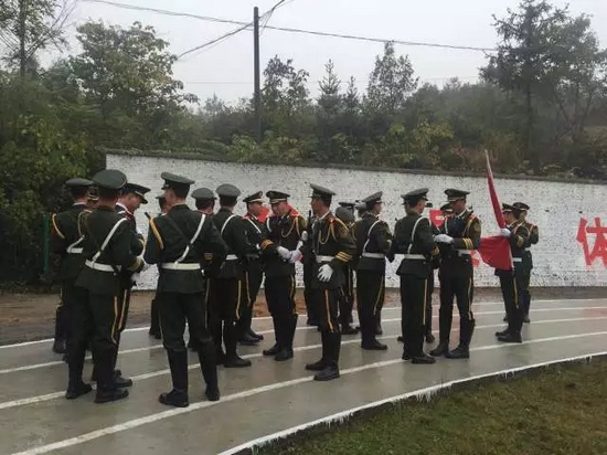 国旗护卫队互相整理衣装 国旗护卫队互相整理衣装