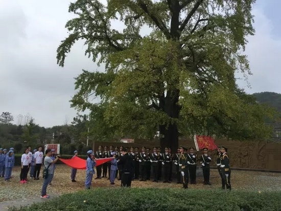 魅力881主持人阳阳带领881战队将国旗传递到国旗护卫队队员手中 魅力881主持人阳阳带领881战队将国旗传递到国旗护卫队队员手中