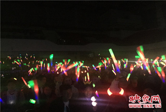 当晚现场约2500个座位全场爆满,还有全国各地歌迷会赶来的歌迷们。 当晚现场约2500个座位全场爆满,还有全国各地歌迷会赶来的歌迷们。