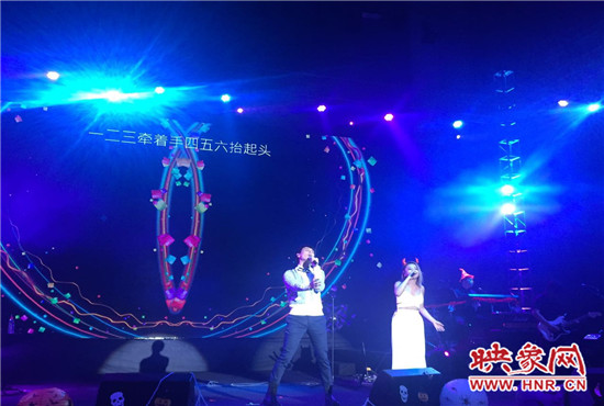 丁当现场分享了她的代表曲目,《猜不透》全场大合唱,歌手严爵充分展现创作型歌手的特点。 丁当现场分享了她的代表曲目,《猜不透》全场大合唱,歌手严爵充分展现创作型歌手的特点。