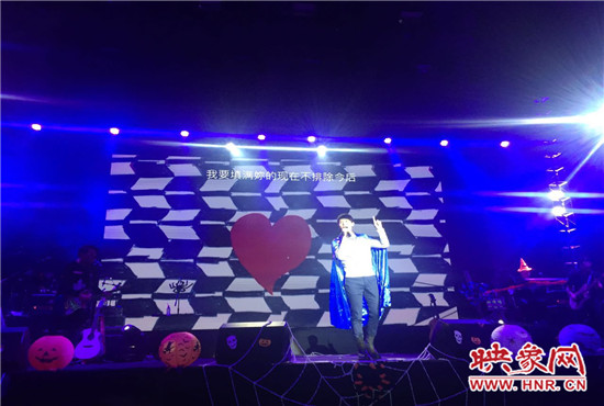 严爵及相信音乐旗下其他艺人卖力演出。 严爵及相信音乐旗下其他艺人卖力演出。