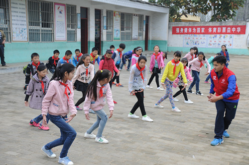 “流动体育课堂”老师为河南贾小学的孩子们上武术课