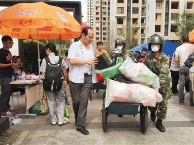9月8日，天津滨海海港城小区，武警帮助居民搬东西。