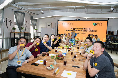 阿拉善SEE河南中心企业家在一步用车大科园体验中心合影