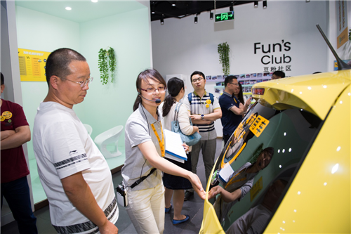 在一步用车工作人员的指引下，企业家们参观一步用车的吉利知豆“小黄车”，纯电驱动零排放。