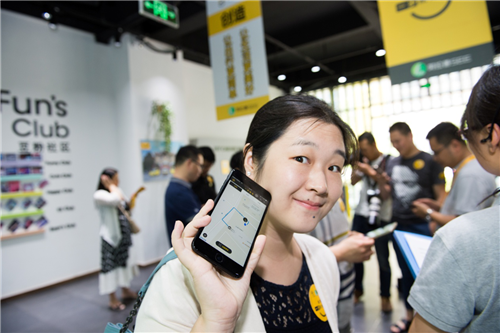 企业家们纷纷用手机下载了一步用车APP，并现场注册进行实名认证。