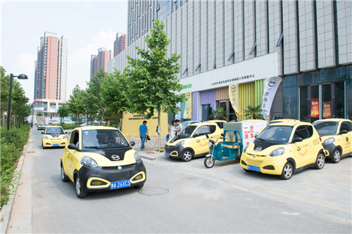 纸上得来终觉浅，绝知此行要体验。企业家们纷纷试驾“小黄车”，绕着大学科技园东区兜兜风。