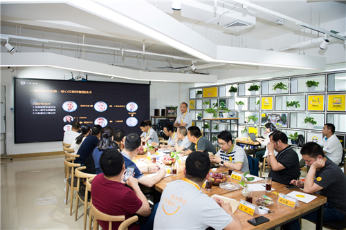 企业家们来到一步用车总部，一步用车运营中心总经理董珂分享公司运营模式、发展情况。