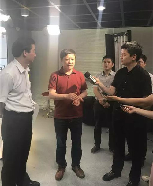 聊到兴处，两位郑州媒体大咖秒变记者，对胡总发问。