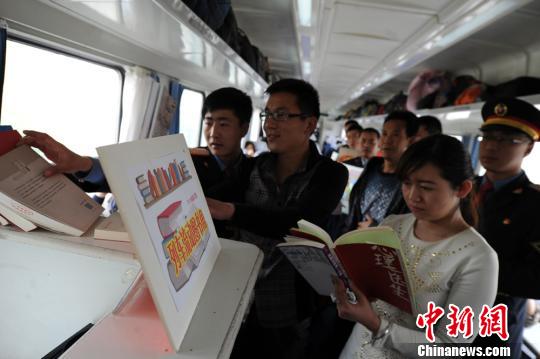 铁轨上的流动图书角倡导旅行中快乐读书（图）