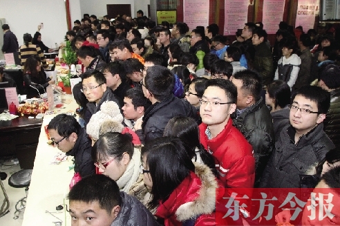 昨日上午，郑州市金水区民政局婚姻登记处，领证的新人挤满了办证大厅