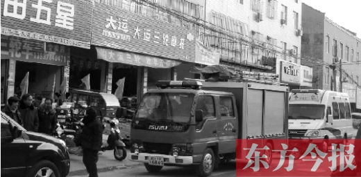 火灾发生后，袁厉害家门前的大路上停满了消防车和警车