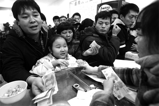 1月30日，李刚小面馆收银台前，更多的市民大量买走“面卡”带回家去