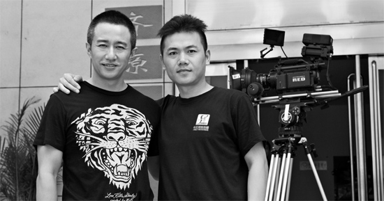 张艺飞（右）在接受河南电视台采访时，与主持人合影资料图片