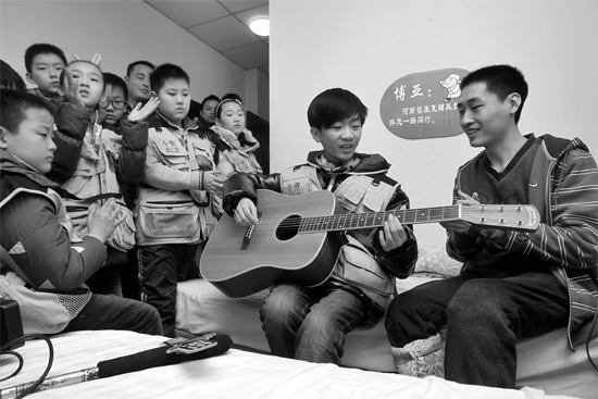 1月31日，小记者们和李博亚一起，切磋起了弹吉他的技艺