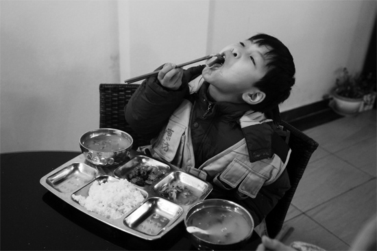 训练期间，简单的饭菜孩子们吃起来也格外的香
