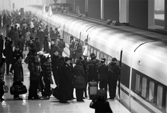 二月二日，郑州东站，忙着回家过年的乘客
