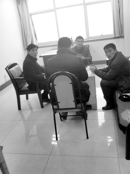 2月16日上午10：20许，平顶山市人社局值班室内4名男子在打纸牌