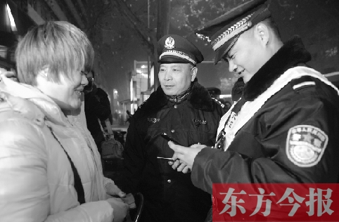 郑州市公安局金水路分局黄柏仁局长（中）带领民警夜间在辖区巡逻
