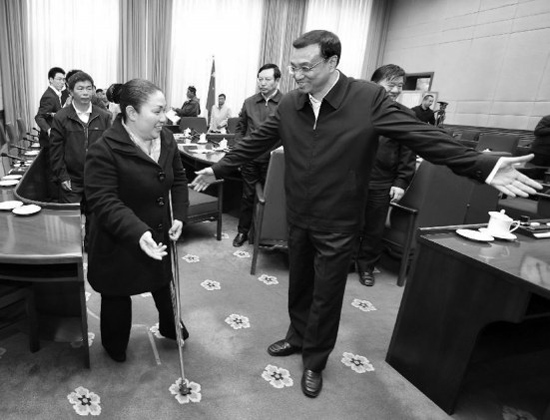 今年1月5日，李克强在北京与18名乡村医生座谈后，请“最美乡村医生”周月华先走