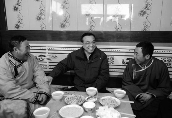 今年2月4日，李克强来到内蒙古兴安视察，与村民们拉家常