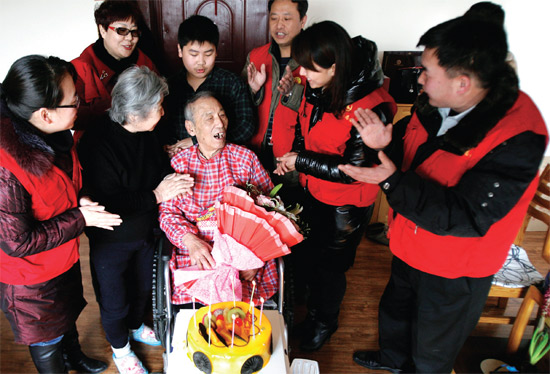 志愿者为何俊老人过80岁生日