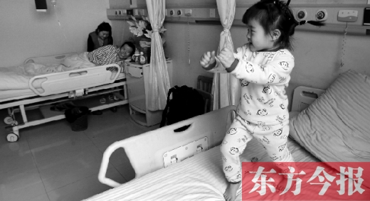 2月7日，春节前的第3天，虽然伤口很是疼痛，但3岁女儿可爱的“骑马舞”是李刚最好的“止痛药”
