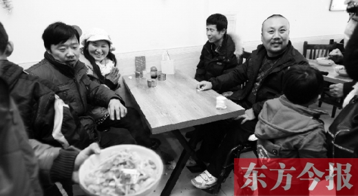 1月26日，坐着轮椅的袁海军再次出现在李刚的面馆，这次和他同来的是他的3位残疾人朋友