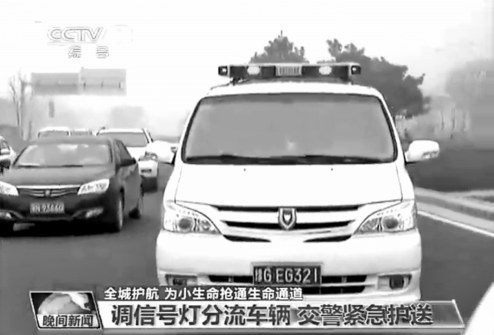 拉着小生命的救护车进入郑州市区