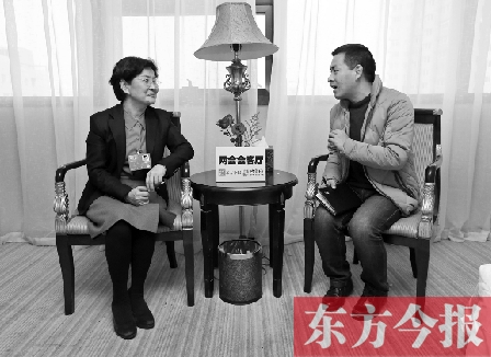 全国人大代表、省文化厅厅长杨丽萍（左）在接受“两会会客厅”采访