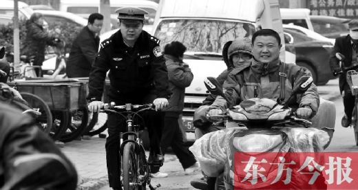 为了倡导绿色出行，郑州市交警三大队民警以身作则骑自行车上下班