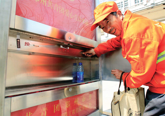 3月27日，郑州紫荆山立交桥下，出现一种“直饮水机”，市民称其为机器“送水哥”