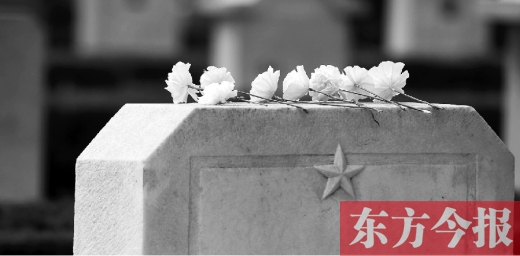 清明假期里，各界人士来到郑州烈士陵园，缅怀先烈。一座无名烈士的墓碑上，摆放着人们带来的白花