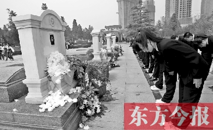 清明节，郑州烈士陵园。学生在吉鸿昌烈士墓前鞠躬致礼