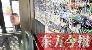 4月6日，郑州市108路公交车一整块车窗玻璃被钢珠击碎