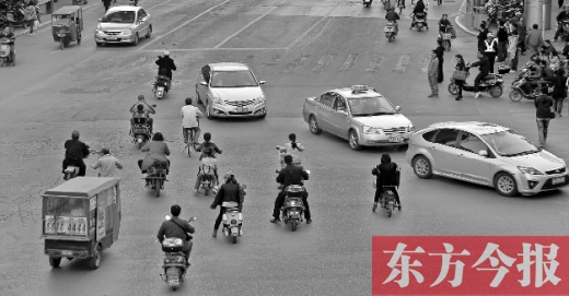 四月九日，郑州市黄河路与经八路交叉口，“中国式过马路”现象仍很常见