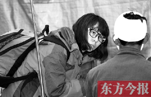 东方今报记者李娟娟正在了解灾区伤员的需求